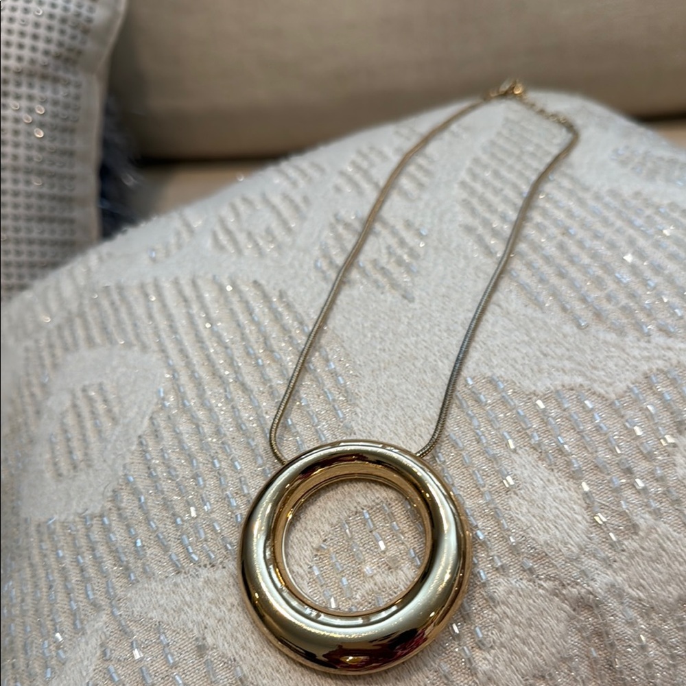 Elegant Gold-Tone Necklace/costume